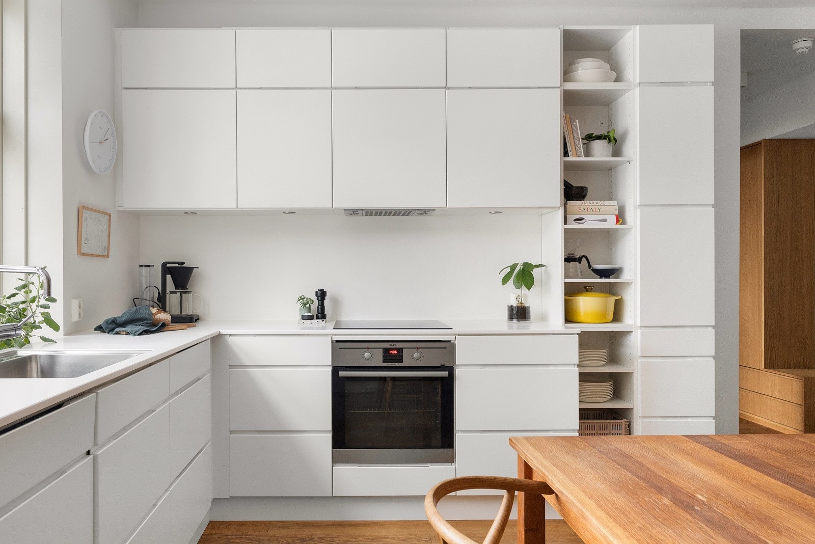 Benkeplate i corian med lys under overskap. Integrerte hvitevarer som induksjonsplatetopp, stekeovn, oppvaskmaskin og kjøle/fryseskap. Waterguard er montert. Galleribilde