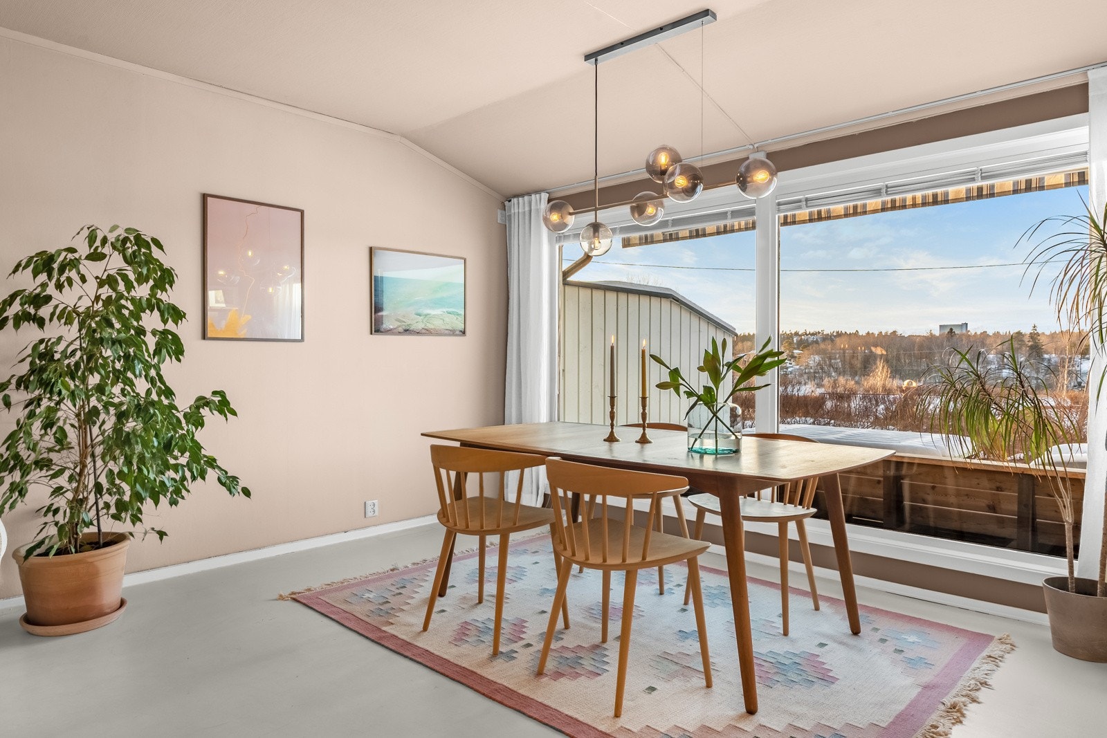 Boligen er tidligere blitt bygget ut og dagens spisekrok kan lett gjøres om til soverom om ønskelig. Galleribilde