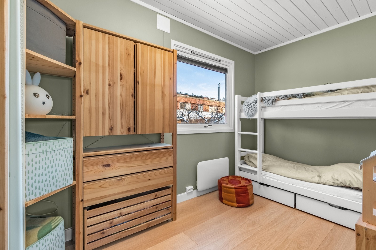 Det andre soverommet i 1.etasje er også i god størrelse med nytt gulv fra 2022 Galleribilde