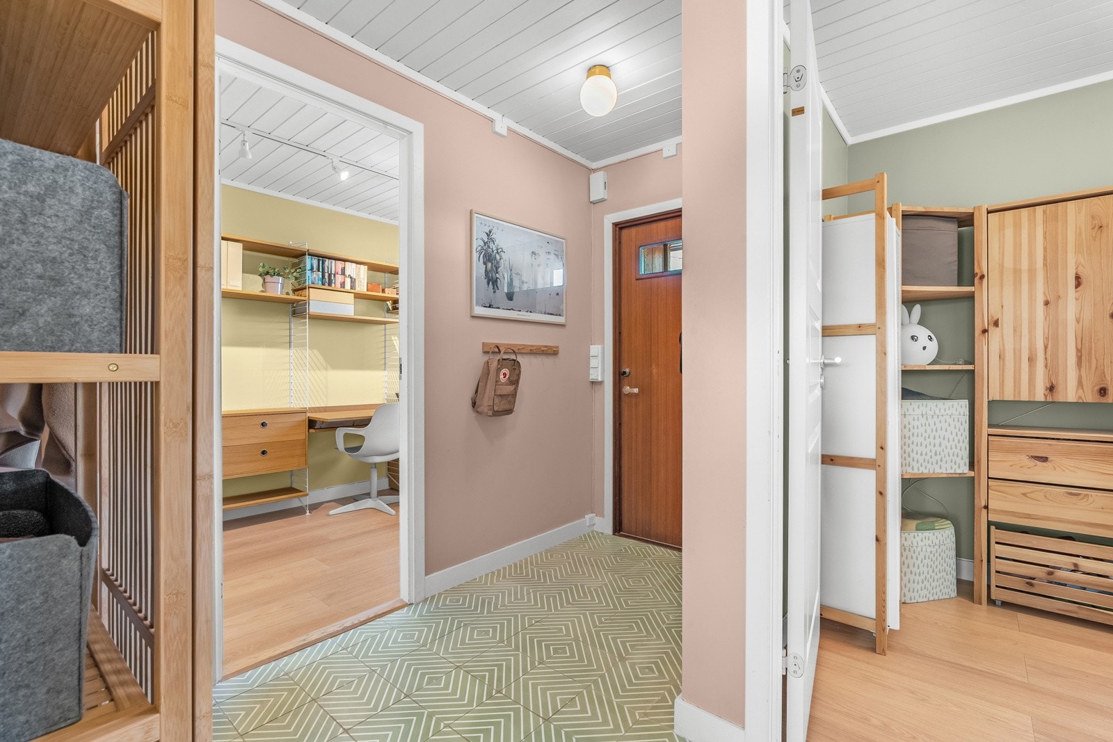 Velkommen inn i entréen. Et lyst og innbydene rom med oppbevaringsmuligheter for ytterplagg Galleribilde