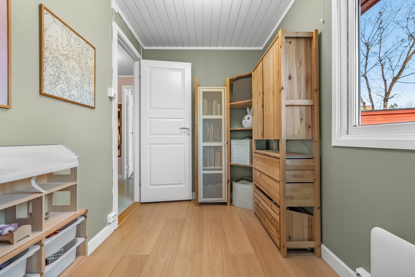 Det er gode møbleringsmuligheter for garderobe, seng og det man måtte ønske Galleribilde
