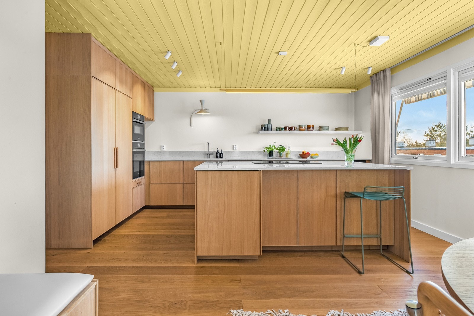 Benkeplaten er av komposittstein Galleribilde