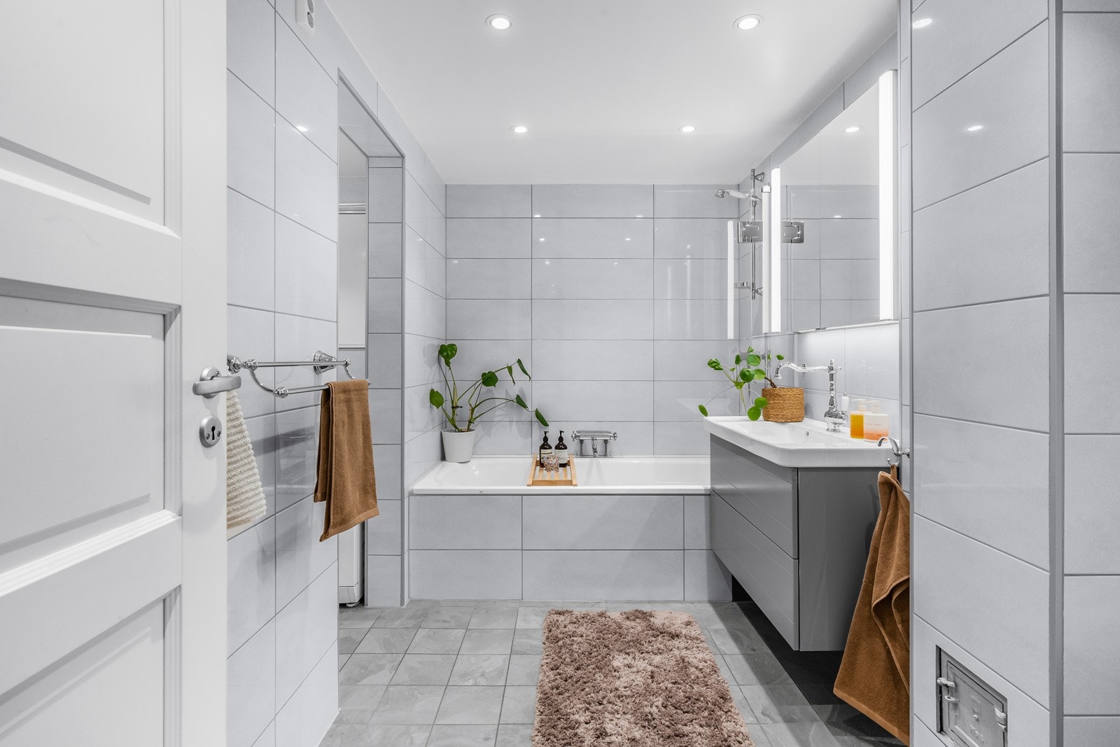 Baderommet er fra 2018 (regi forrige eier) og er utstyrt med badekar, heldekkende servant med skuffer, vegghengt klosett og bidet Galleribilde