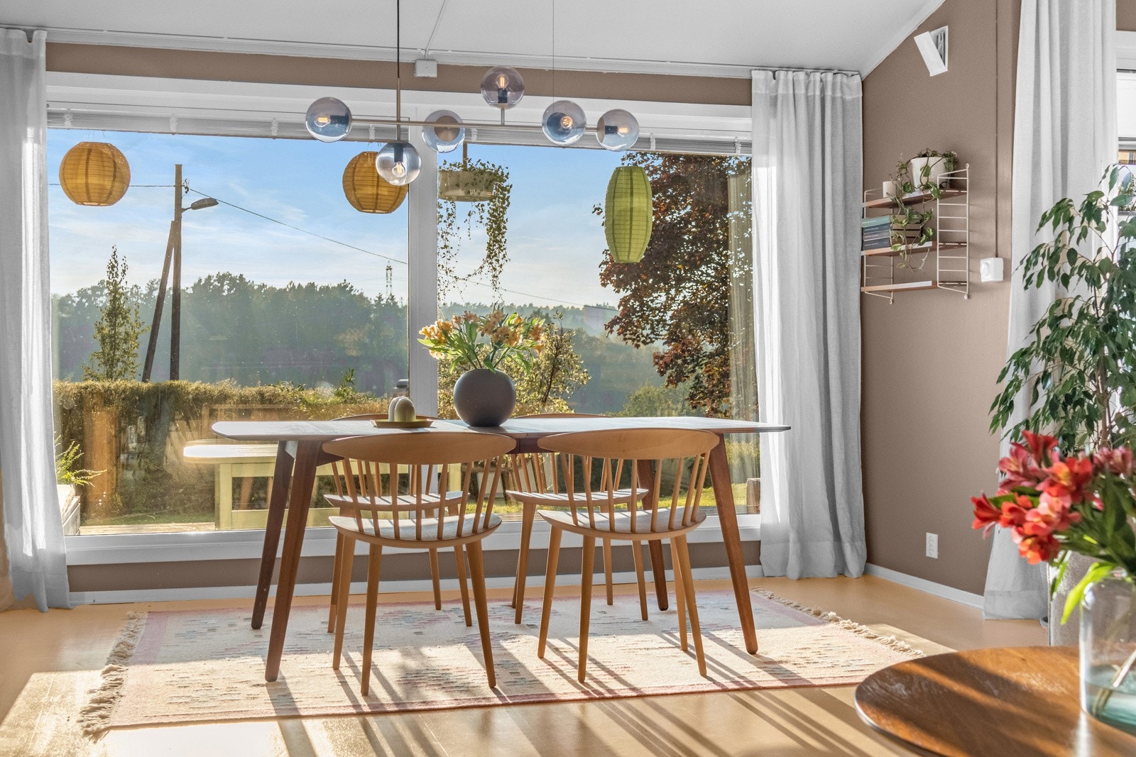 Rekkehus over 2 plan med fantatisk hagedel og en gjennomgående fin standard Galleribilde
