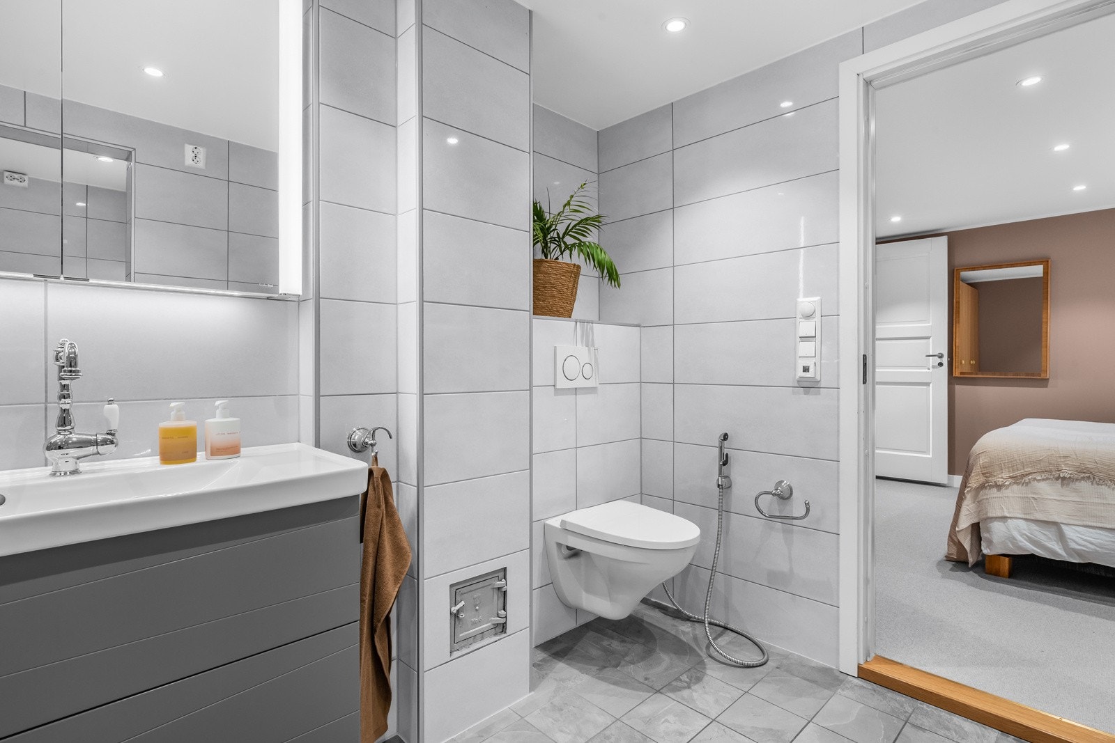 Videre er det også rom for oppbevaring i speilskap med lys Galleribilde