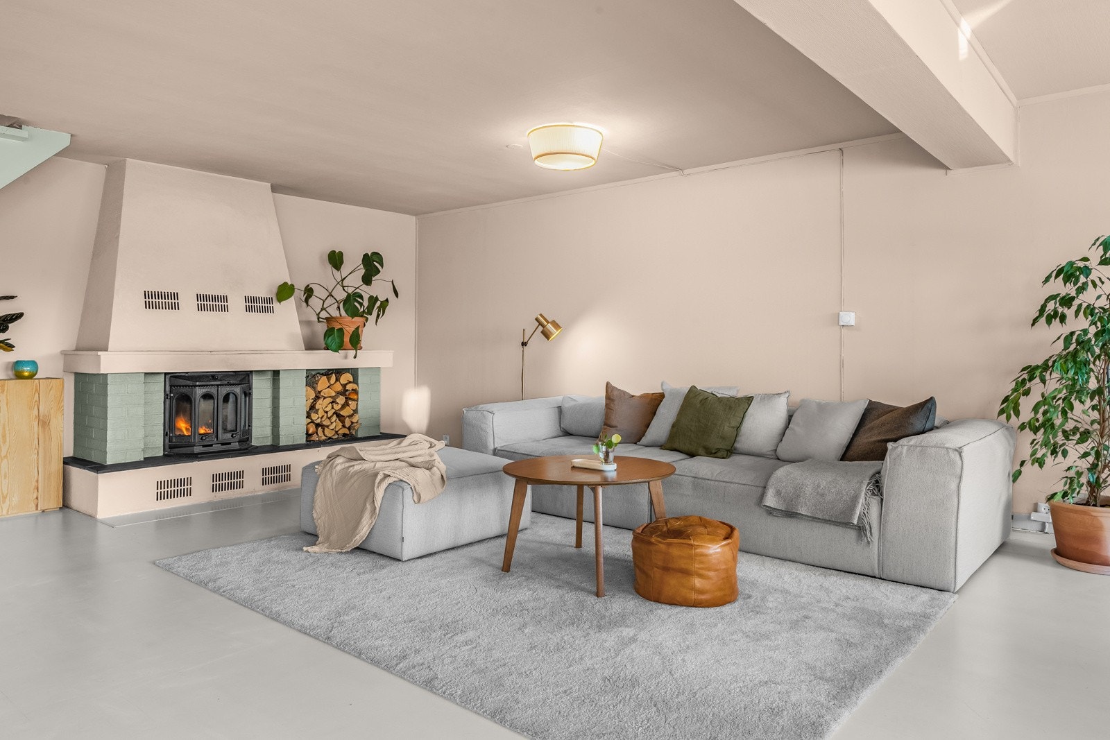 Stuen er på over 50 m² med mye boltringsplass Galleribilde