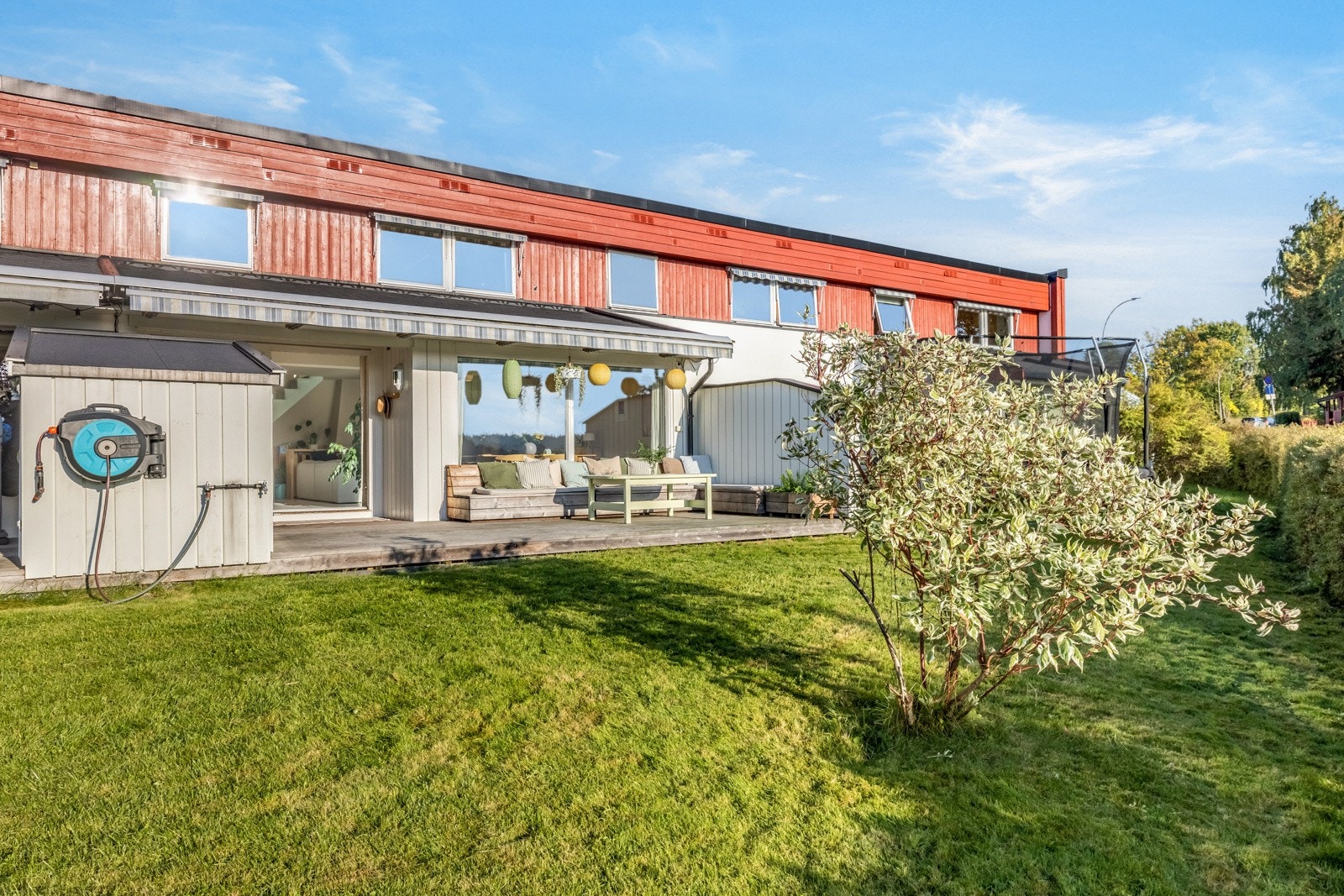 Hagen har en praktisk hagebod på enden av plattingen på ca. 1 m². Galleribilde