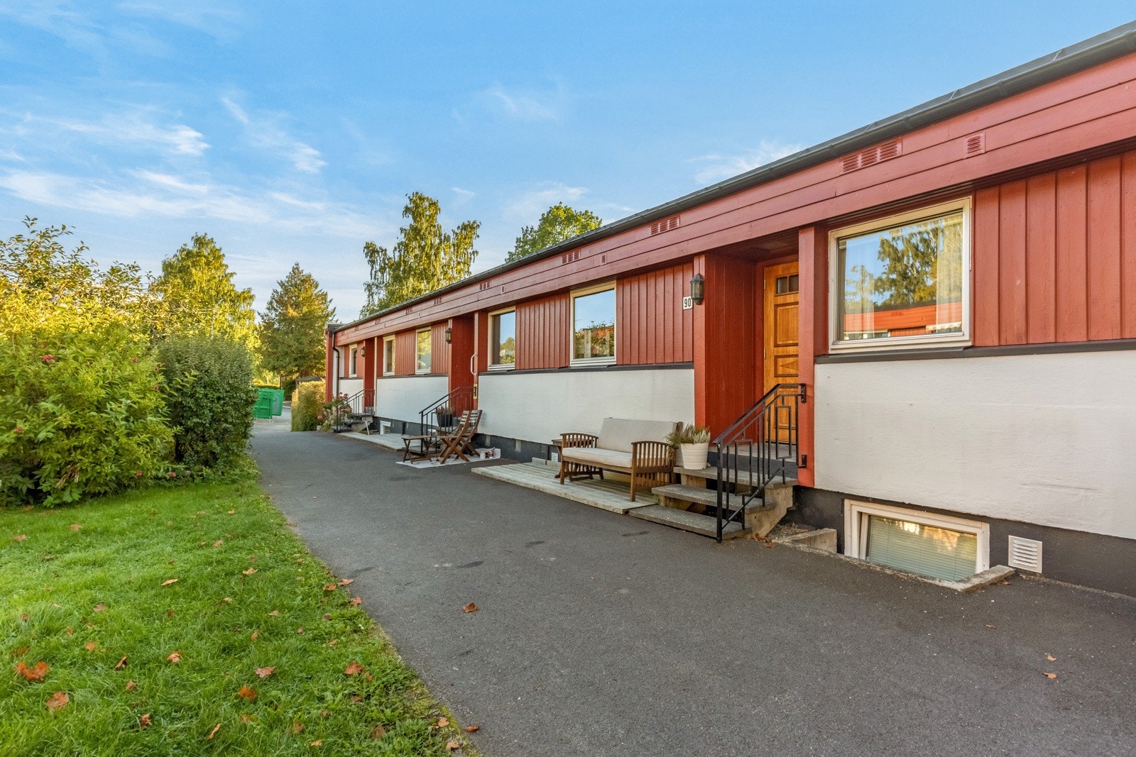 Rekkehuset har adkomst fra asfaltert bilfri vei. Galleribilde