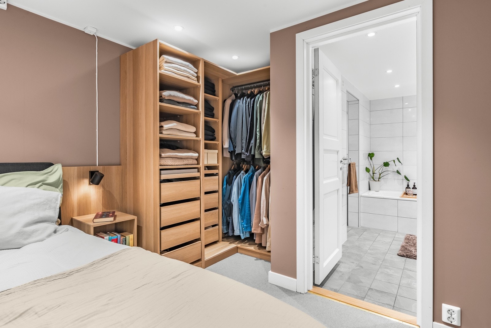 Adkomst til stort baderom fra soverommet (soverommet er ikke godkjent til varig opphold) Galleribilde