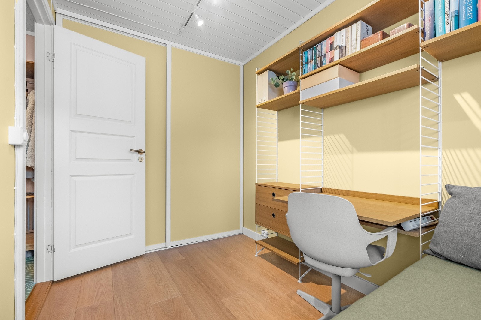 Ett av to soverom i 1.etasje har god oppbevaringsplasss i skyvedørsgarderobe. Nytt gulv lagt i 2022 Galleribilde