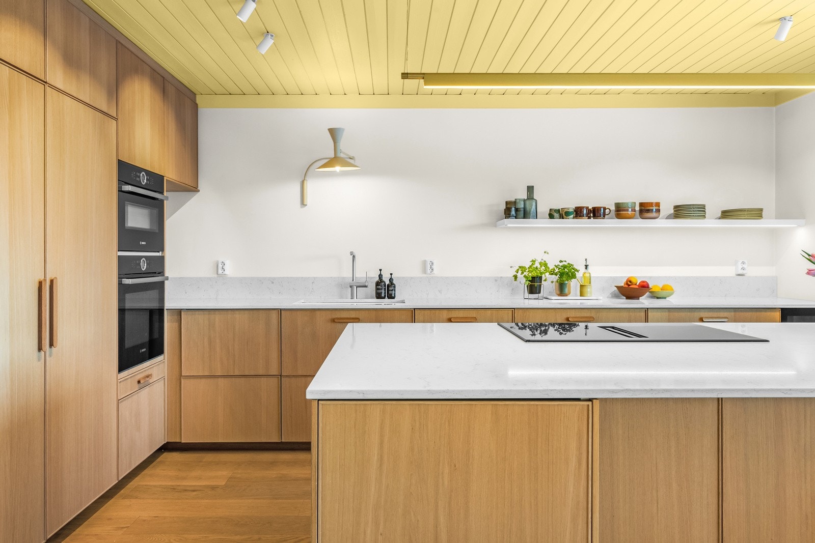 Kjøkkenet har fine detaljer med blant annet håndtak i eik Galleribilde