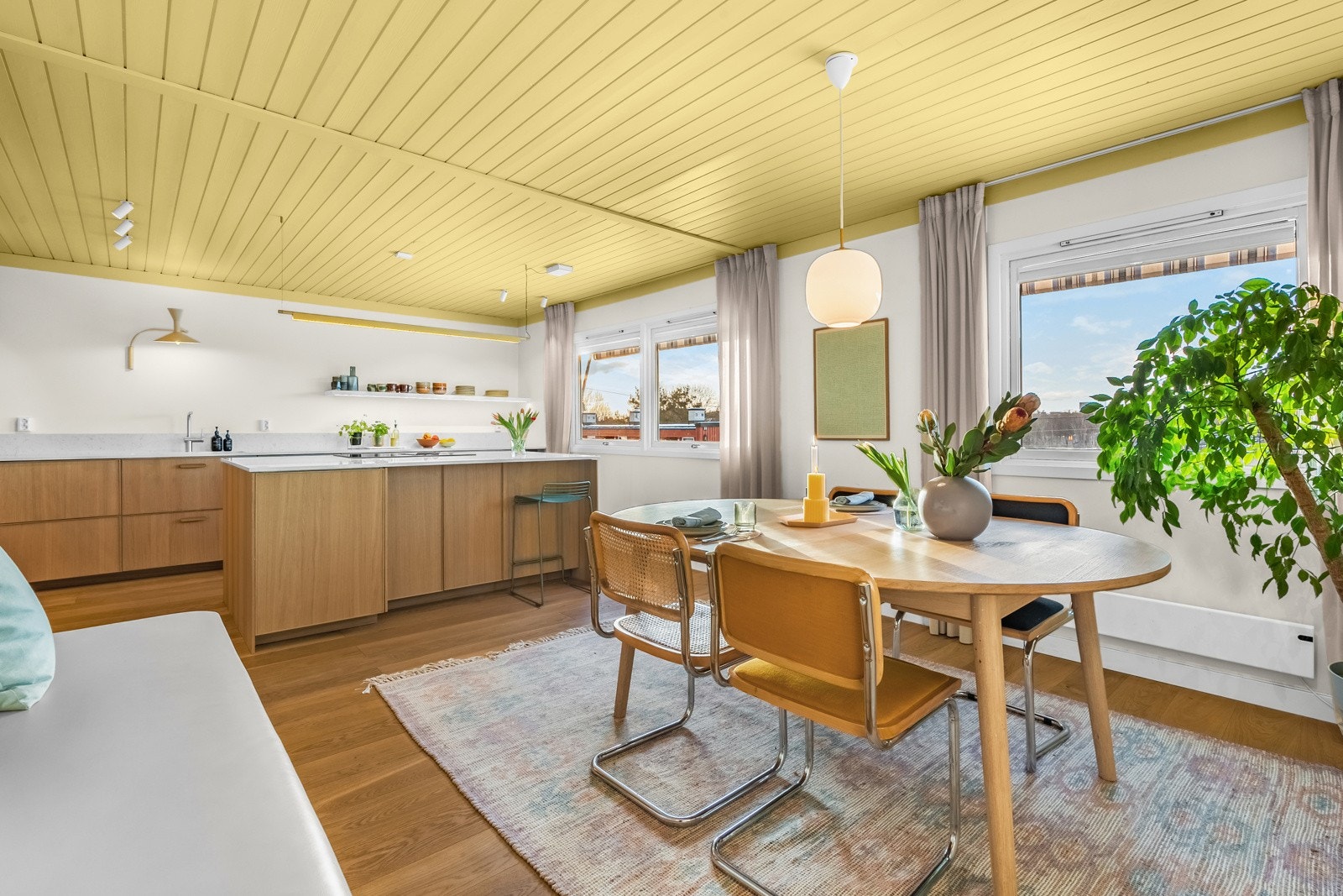 Innredningen er i eikefiner med kantlister i heltre eik. Galleribilde