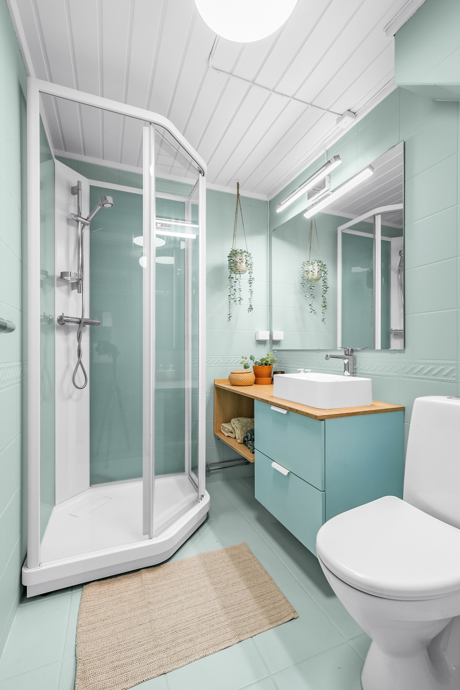 Badetrommet er opprinnelig fra 2003 men fikk oppgraderinger i 2023 med nytt dusjkabinett, nytt servantskap og nytt klosett. Galleribilde