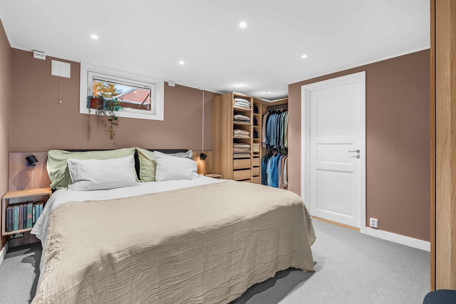 Det som i dag brukes som hovedsoverom ble pusset opp i 2020 av håndverkere. Det bleogså lagt vegg til vegg teppe i ull. Galleribilde