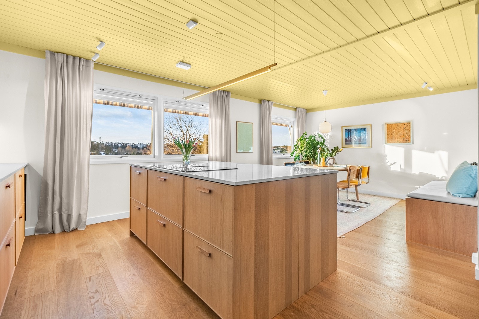 Videre har kjøkkenet et vinskap i enden av innredningen fra mCuvée. Galleribilde