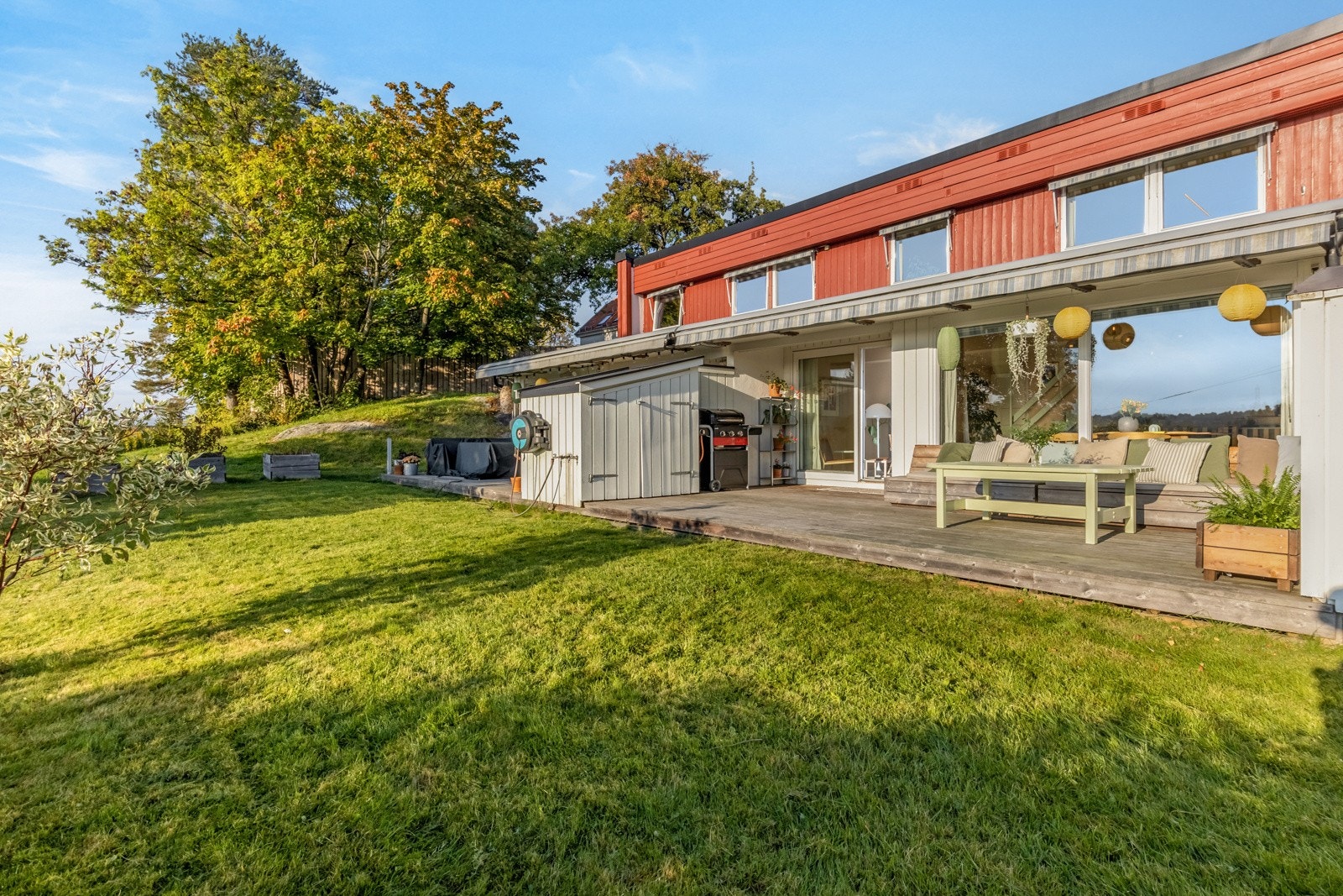 Hage med platting og god plass for sitegruppe ved plassbygd benk Galleribilde