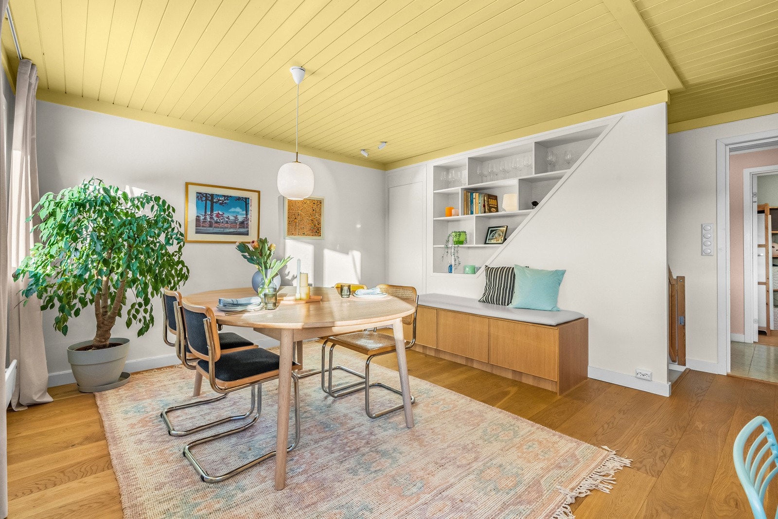 Det er innbygd hylleløsning og dør til kott på langvegg. Løsningen er levert av møbelsnekker og materialet er hvitmalt eikefiner. Galleribilde