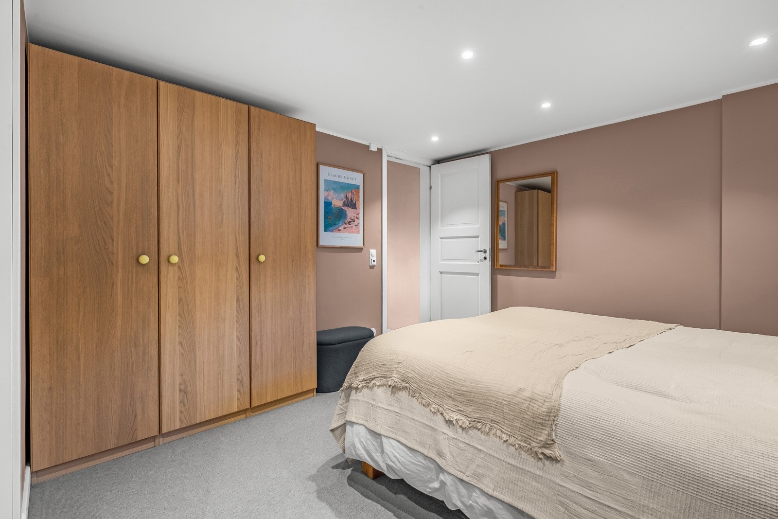 Rommet er romslig og har god oppbevaringsplass i garderobeskap Galleribilde