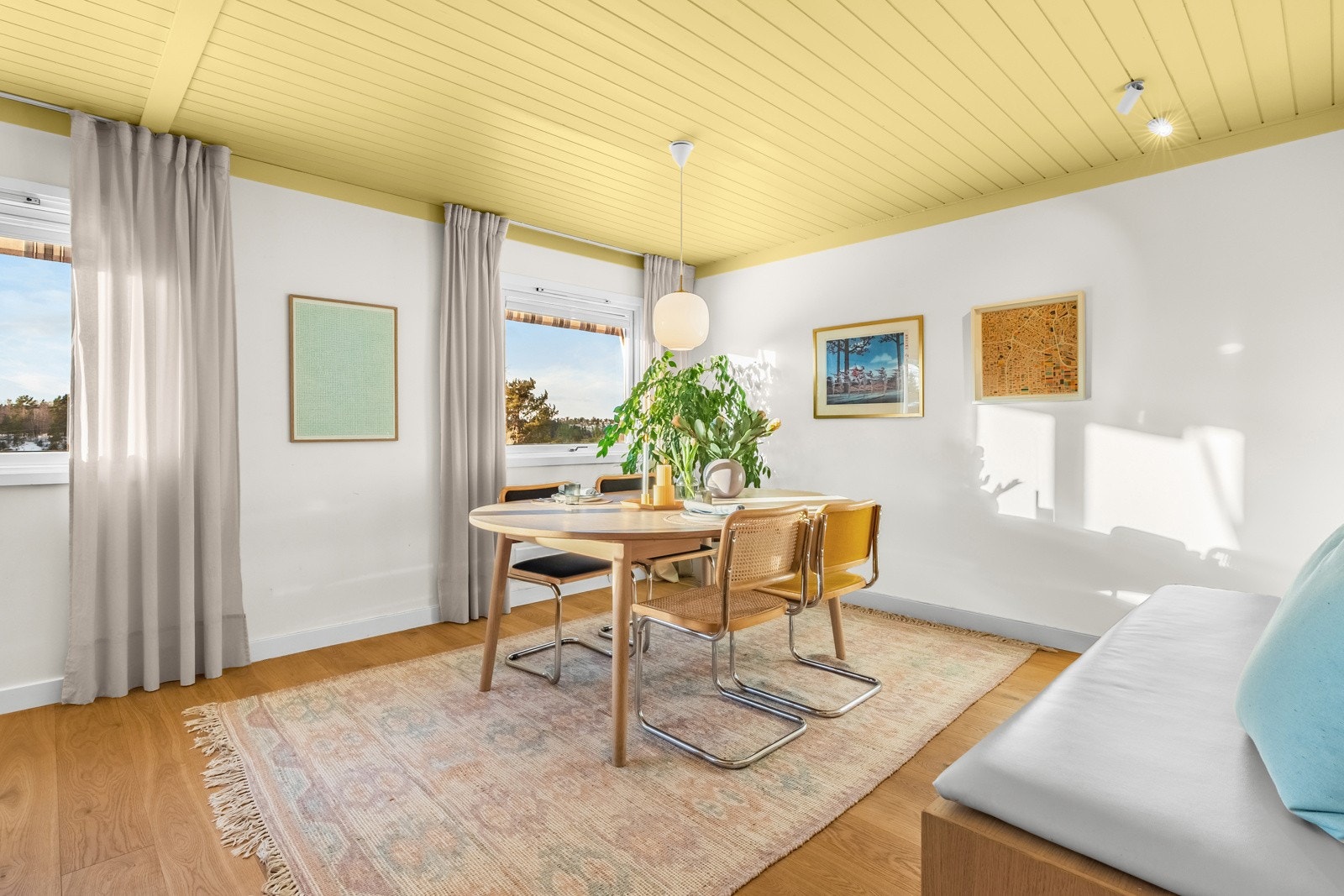 Dagens eier har skapt en god og lun løsning med et sosialt kjøkken med hyggelig spiseplass med plass til mange Galleribilde