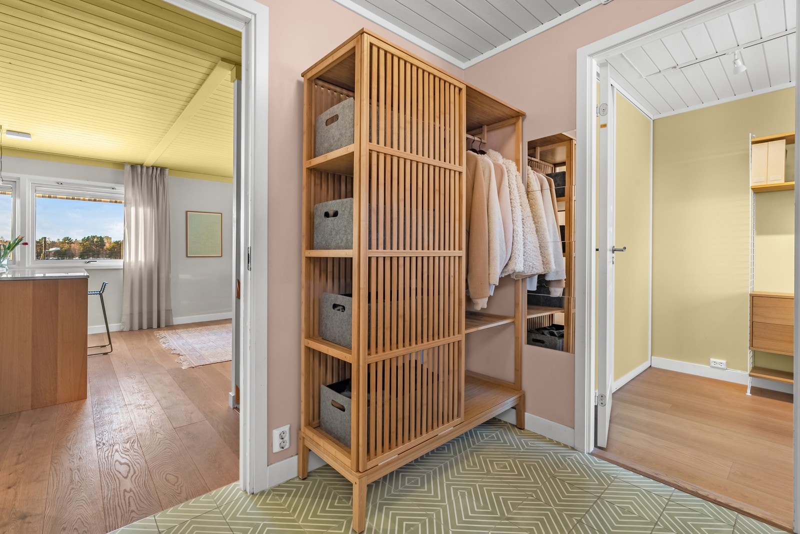 Det er adkomst til 2 soverom, kjøkken/spisetue og baderom fra rommet. Galleribilde