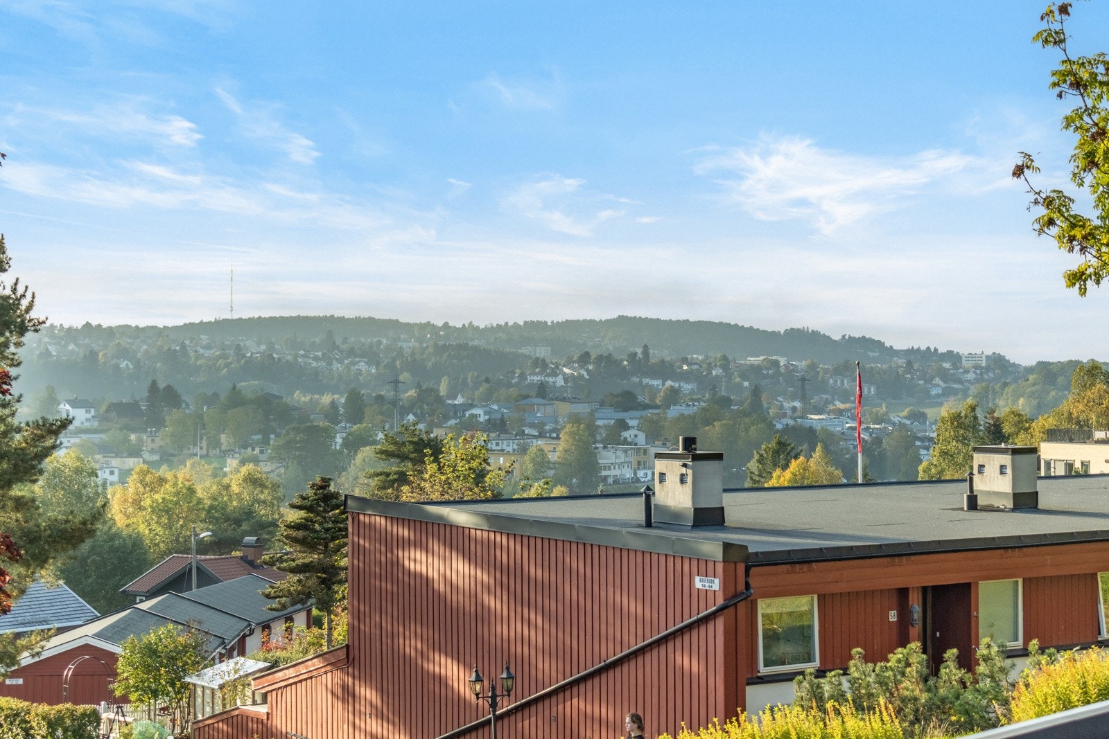 Boligen har en fantastisk utsikt fra kjøkkenet og beliggenheten gjør at det ikke er noe innsyn Galleribilde