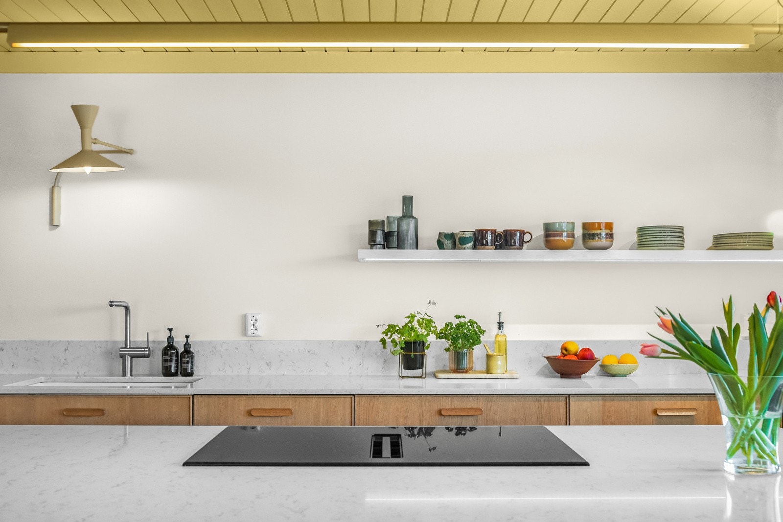 Belysningen i rommet er utarbeidet av interiørarkitekt med lamper fra blant annet Le Corbusier, Luceplan og Louis Poulsen. Alle lamper medfølger boligen ved salg. Galleribilde