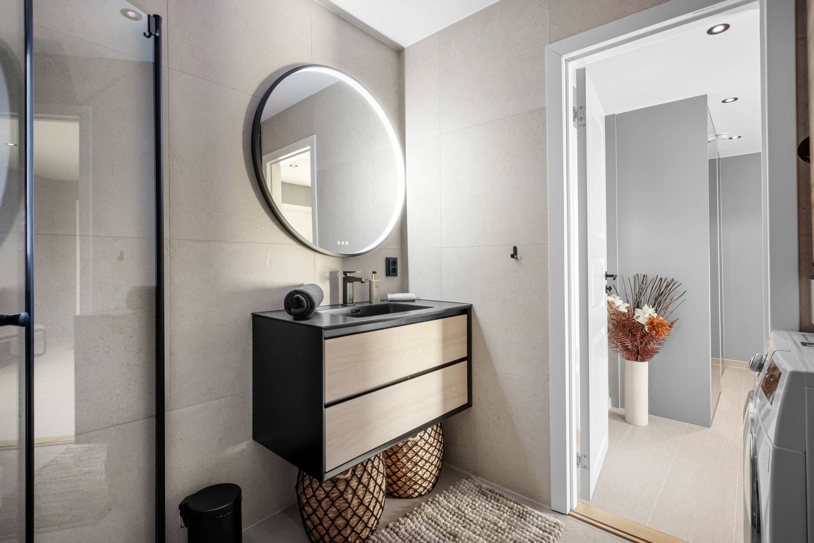 Delikat baderom fra 2019 med lekker skuffeinnredning og høyskap for oppbevaring. Galleribilde