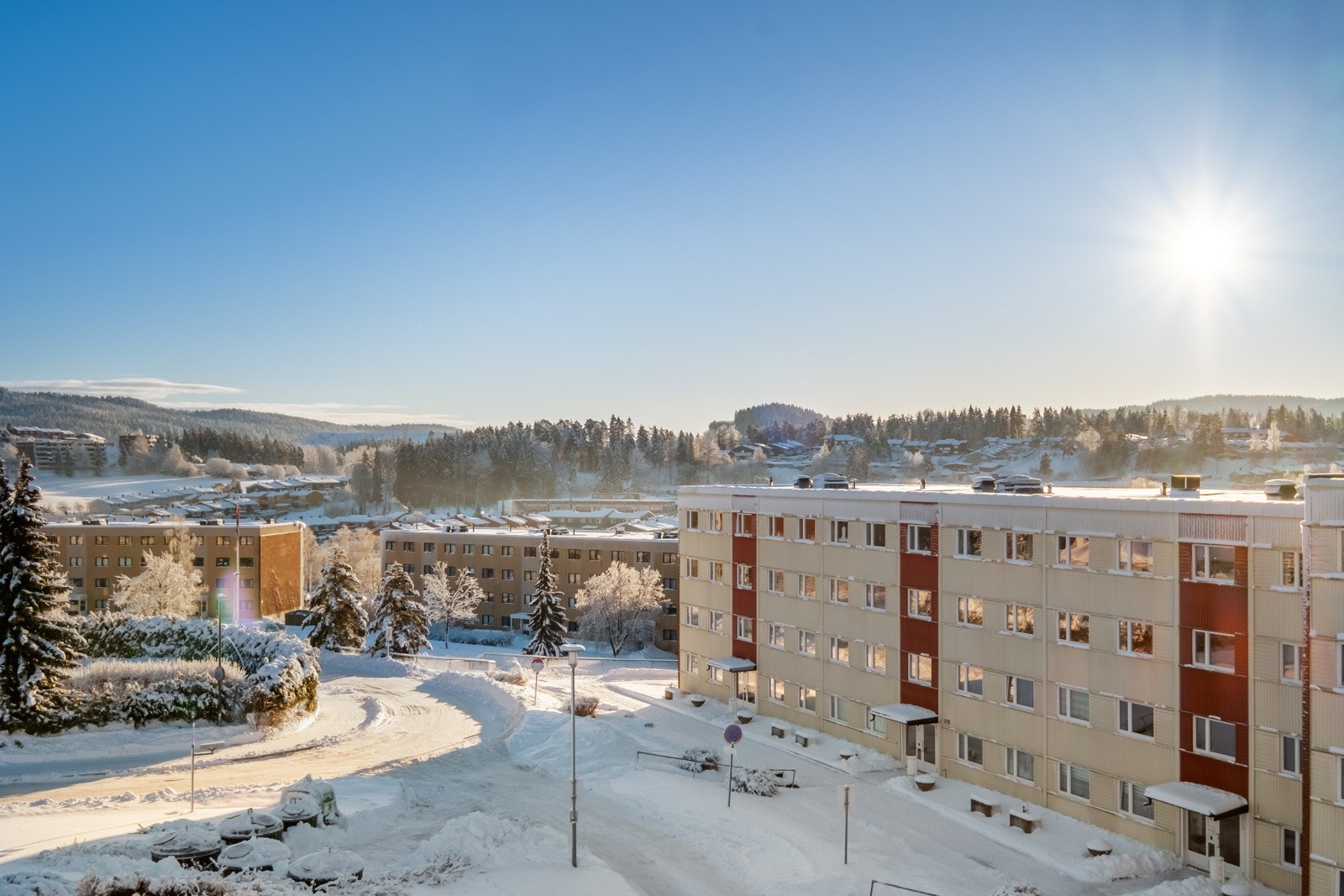 Store og fine fellesområde og mye luft mellom blokkene. Galleribilde
