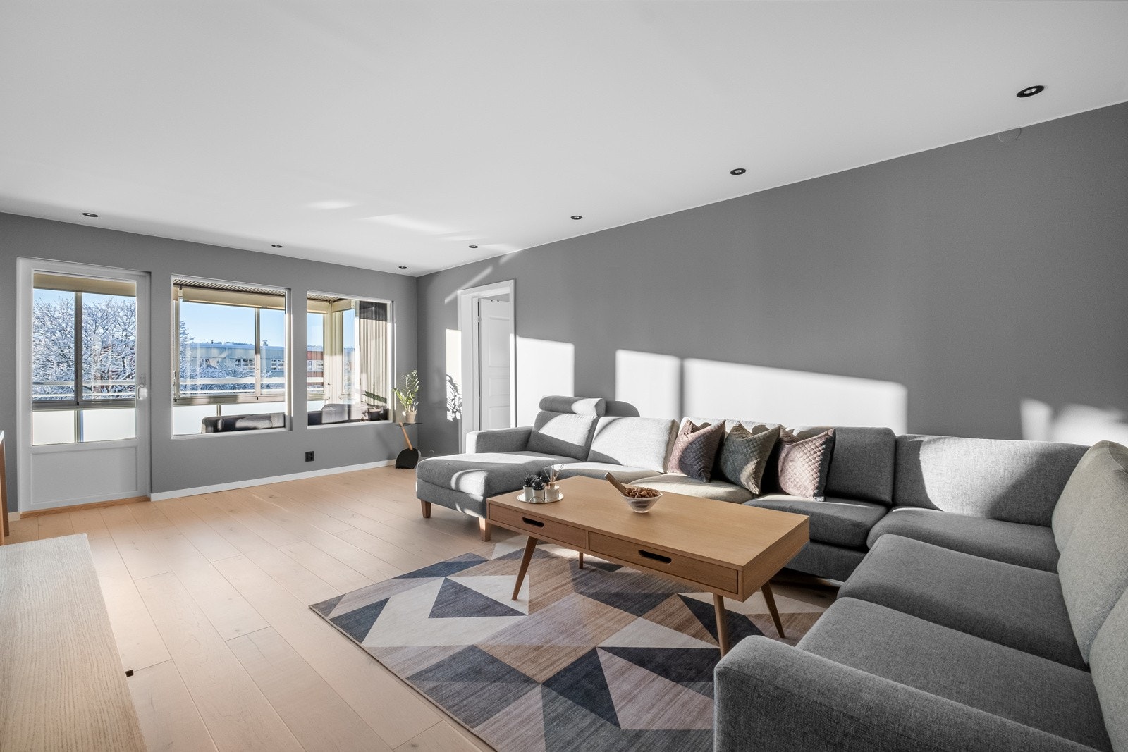 Velkommen til en oppgradert 4-roms leilighet i Blåstjerneveien 8! Galleribilde