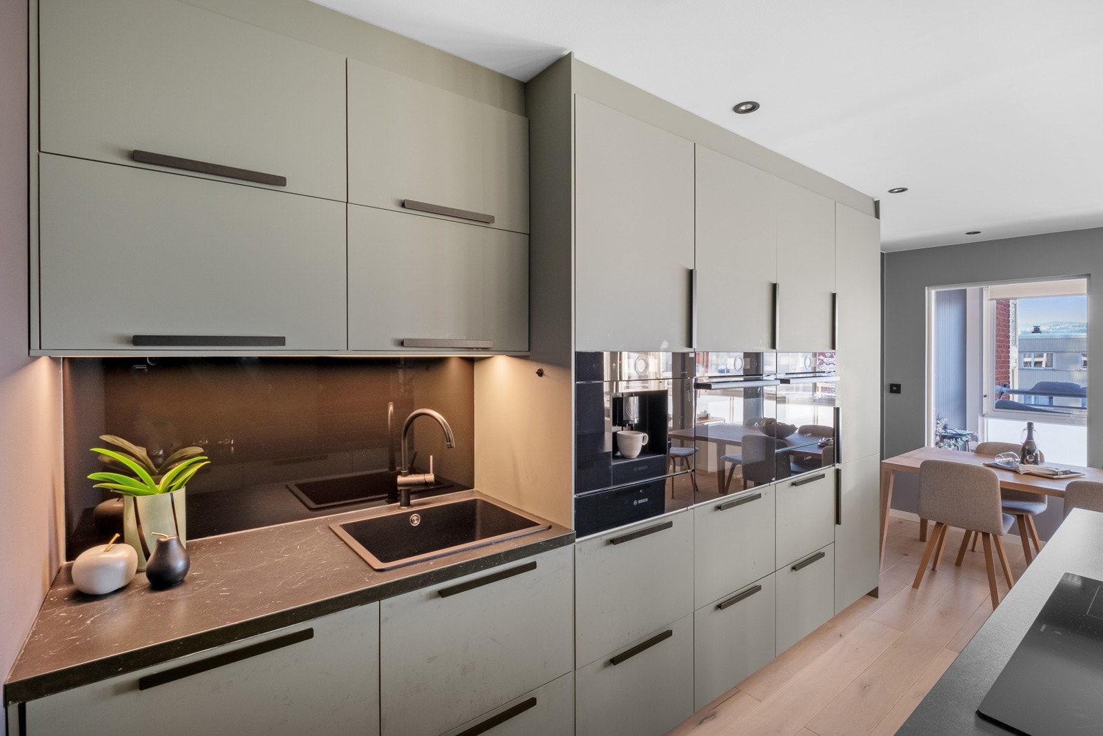 Slette fronter med håndtak i sort, og laminat benkeplate. Galleribilde