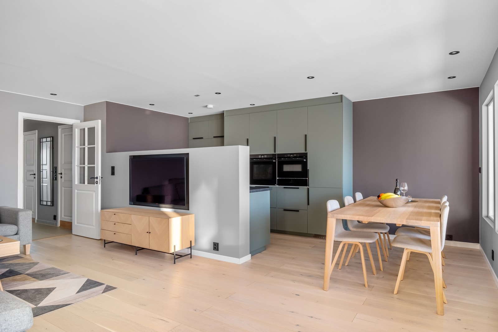 Sosial løsning med stue og kjøkken i samme rom, men likevel adskilt i ulike soner. Galleribilde