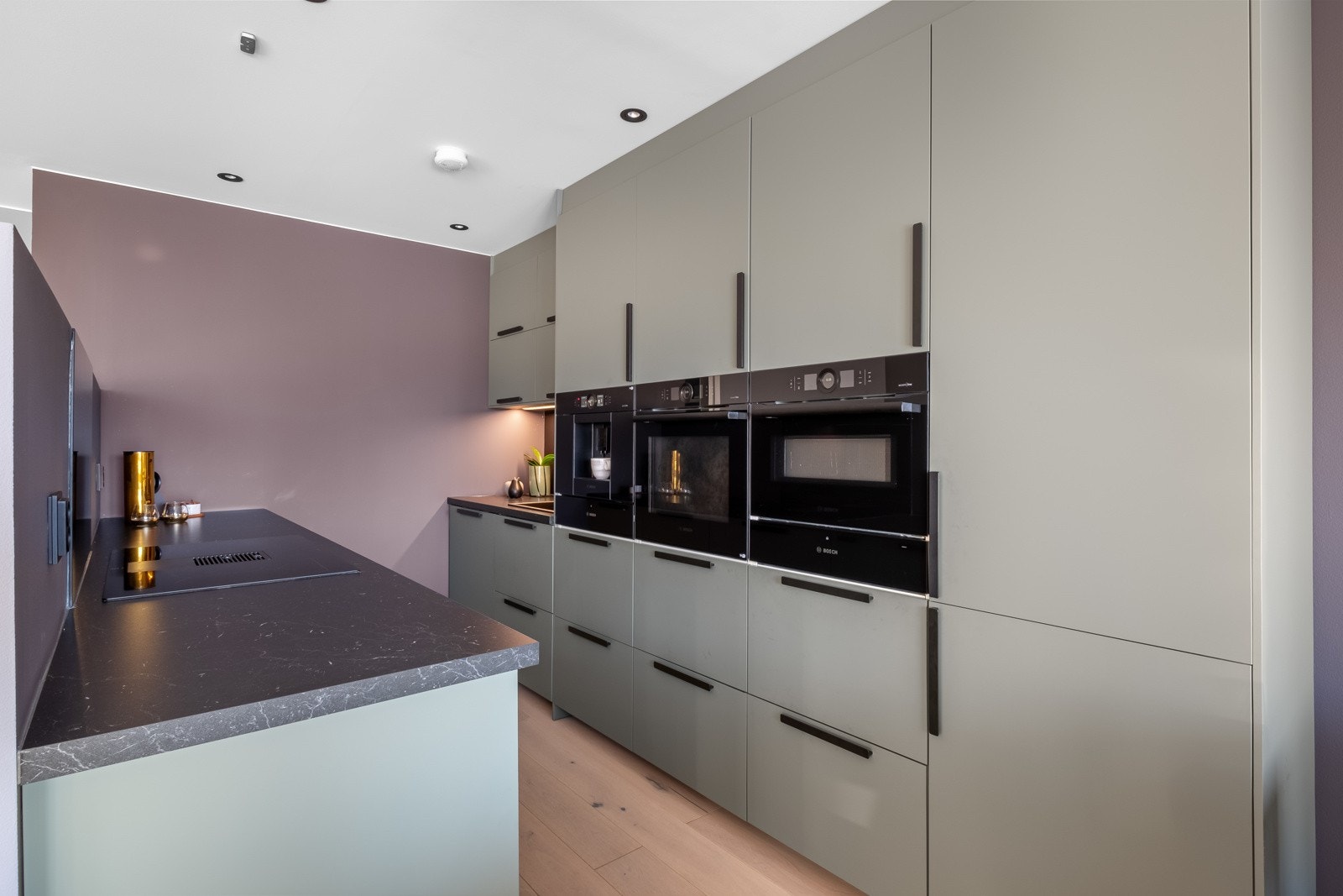 Moderne og påkostet kjøkken med helintegrerte hvitevarer. Galleribilde