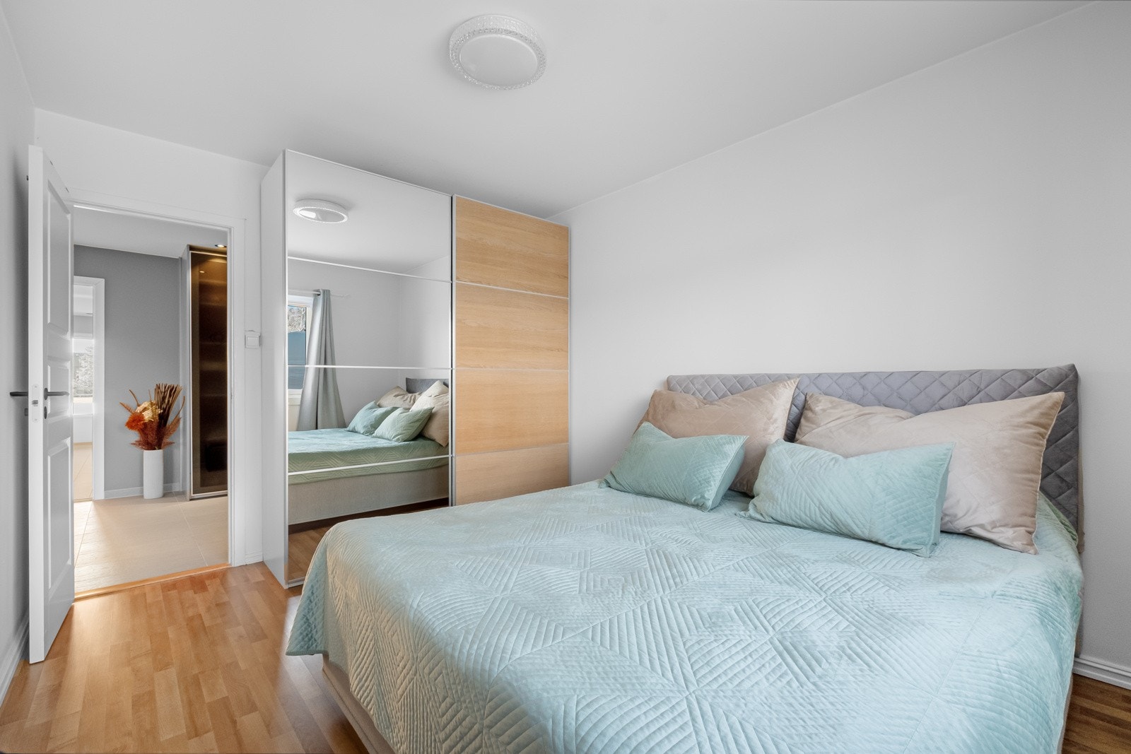 Leiligheten har tre store soverom med god plass til møblering. Galleribilde