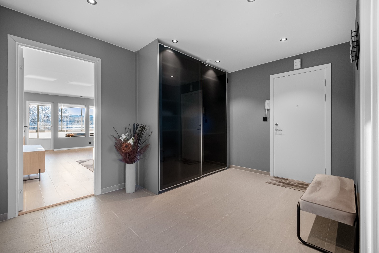 Entreen ble også pusset opp i 2019 og har flislagt gulv med varmekabler, slette veggflater og downlights. Galleribilde