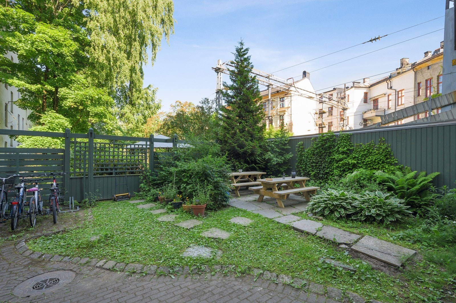 Pent opparbeidet bakgård. Galleribilde