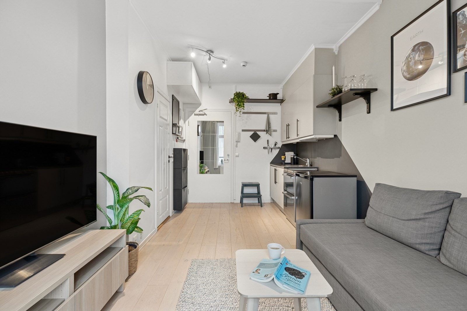 Lys, sjarmerende stue med god utforming. Det er god plass til en sofa med tilhørende møblement. Galleribilde