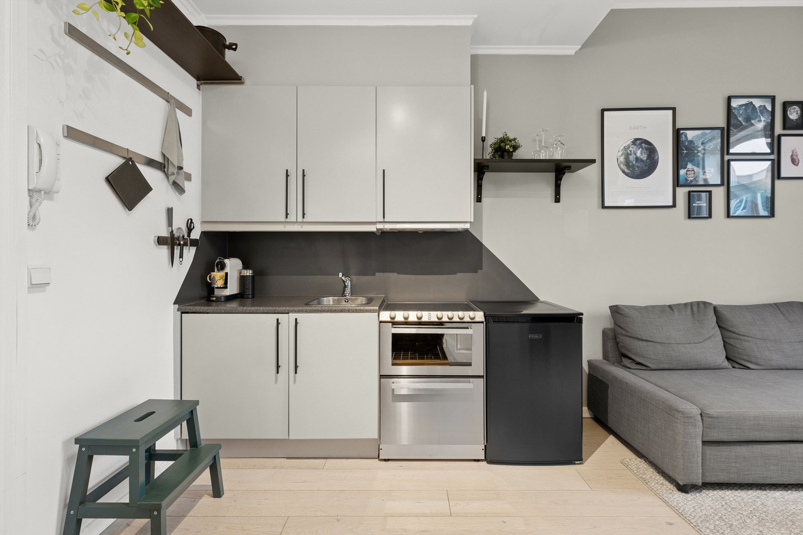 Norema kjøkkeninnredning med fronter som er glatte/folierte. Galleribilde