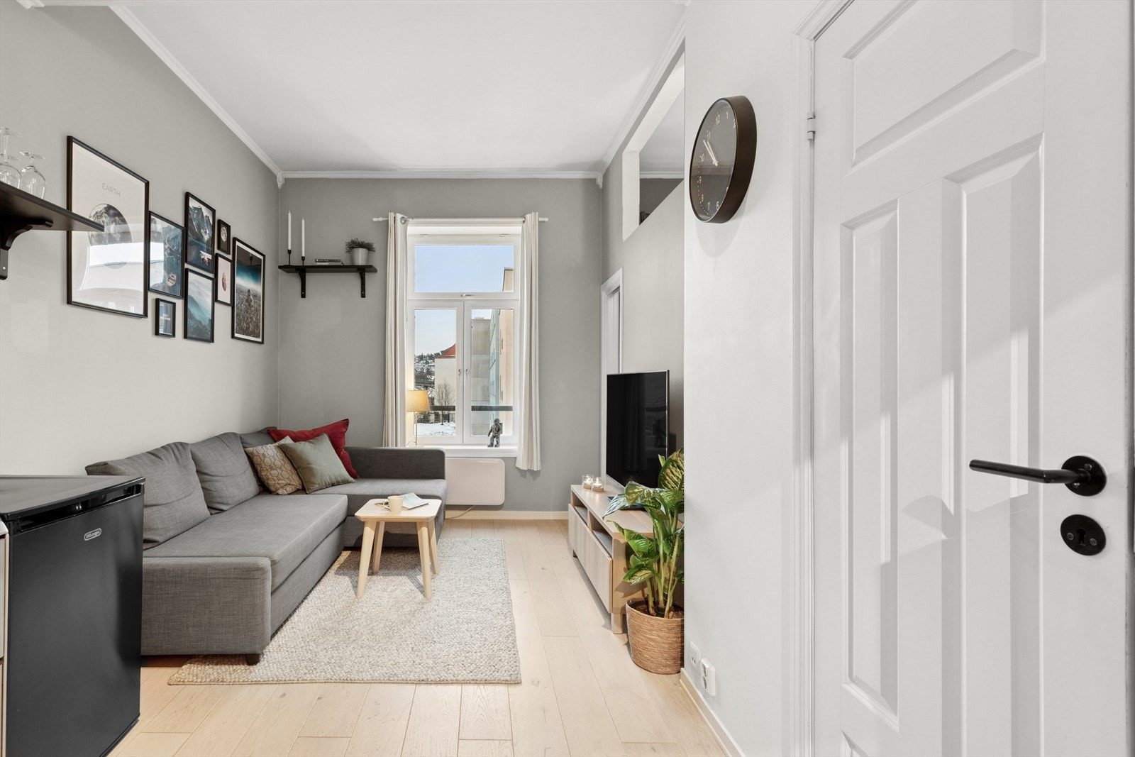 Stuens gode takhøyde målt til 2,96 meter i kombinasjon med store vindusflater skaper en luftig og god romfølelse. Galleribilde