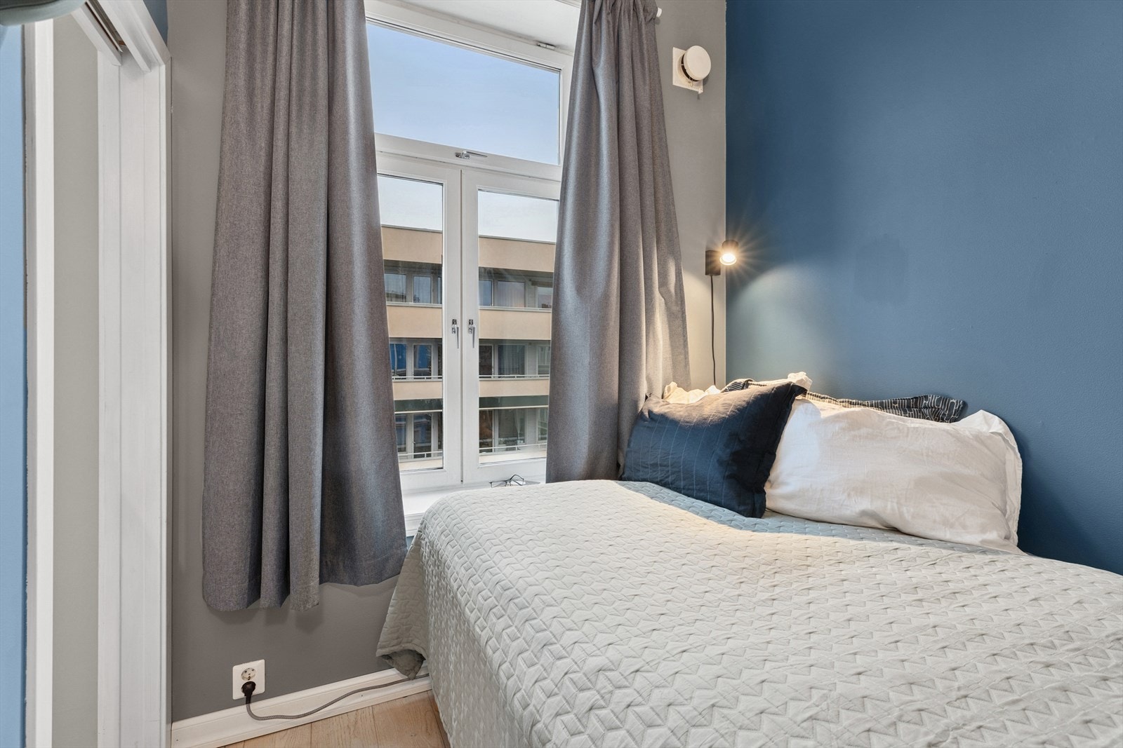 Et koselig soverom med plass til seng og garderobeløsning. Galleribilde