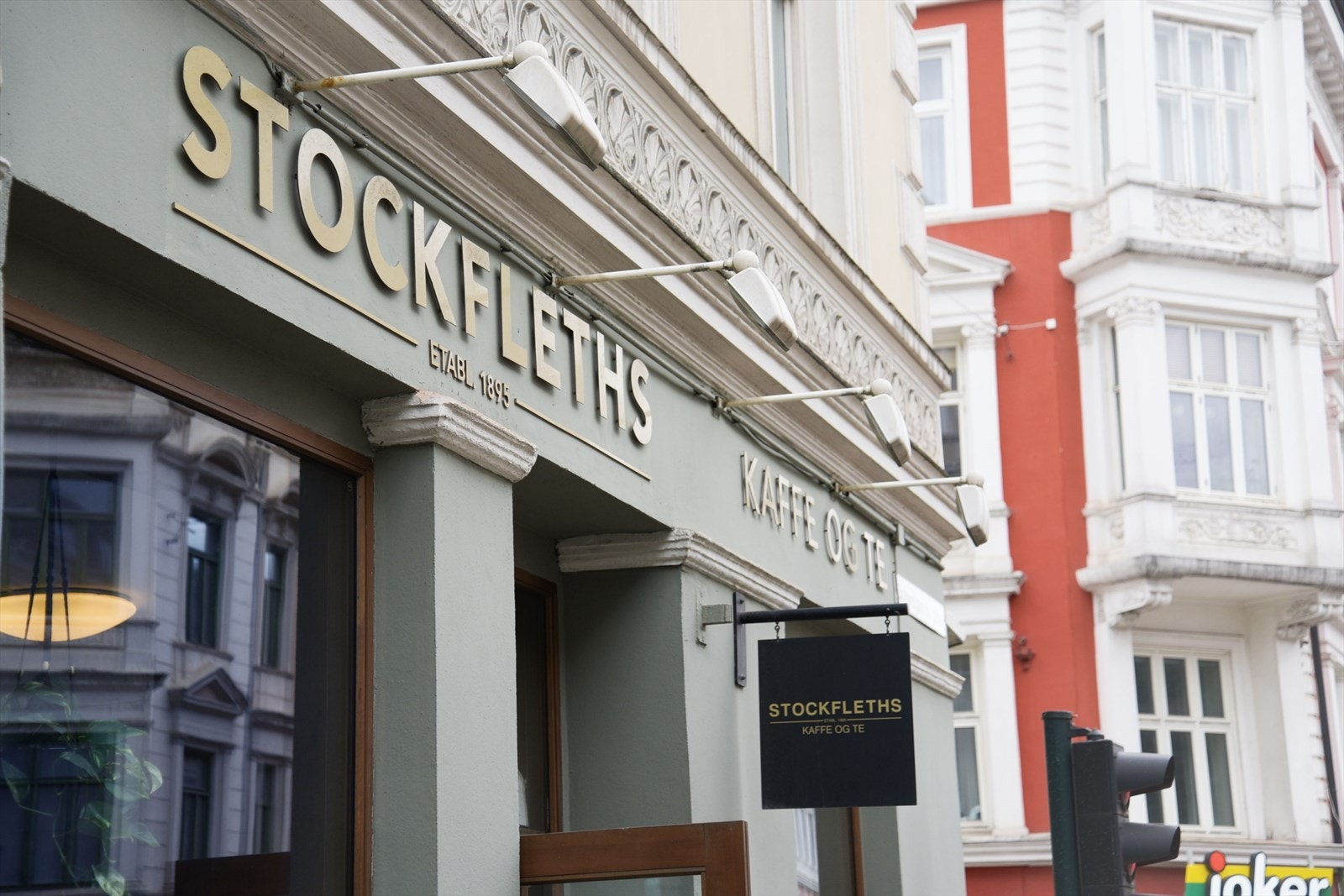 Nærområdet har mange butikker man behøver, Oslos beste utvalg av grønnsaker, et yrende uteliv, restauranter, og cafeer. Galleribilde