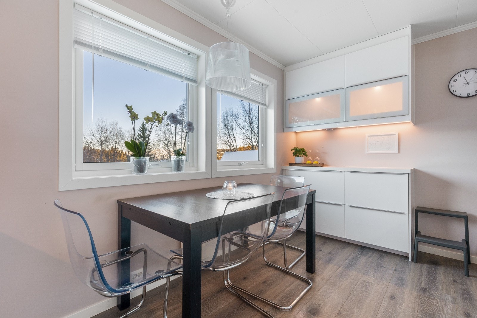 Plass for hyggelig spiseplass ved vinduet på kjøkkenet Galleribilde