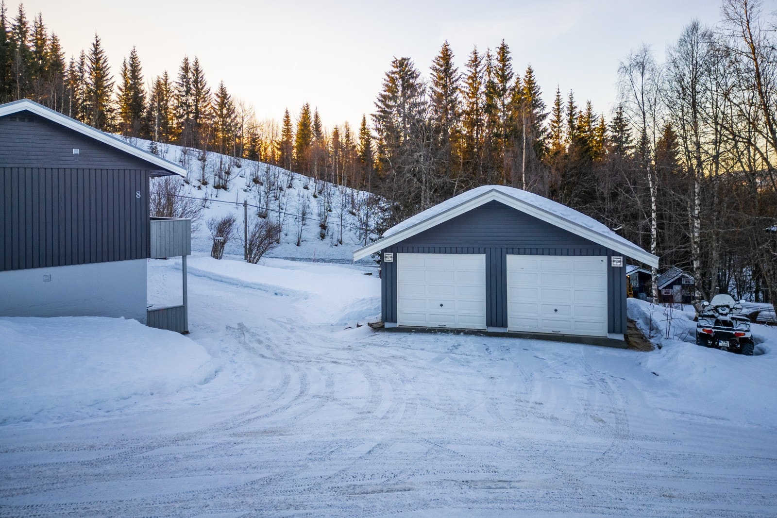 Parkering i garasje med elektrisk port Galleribilde
