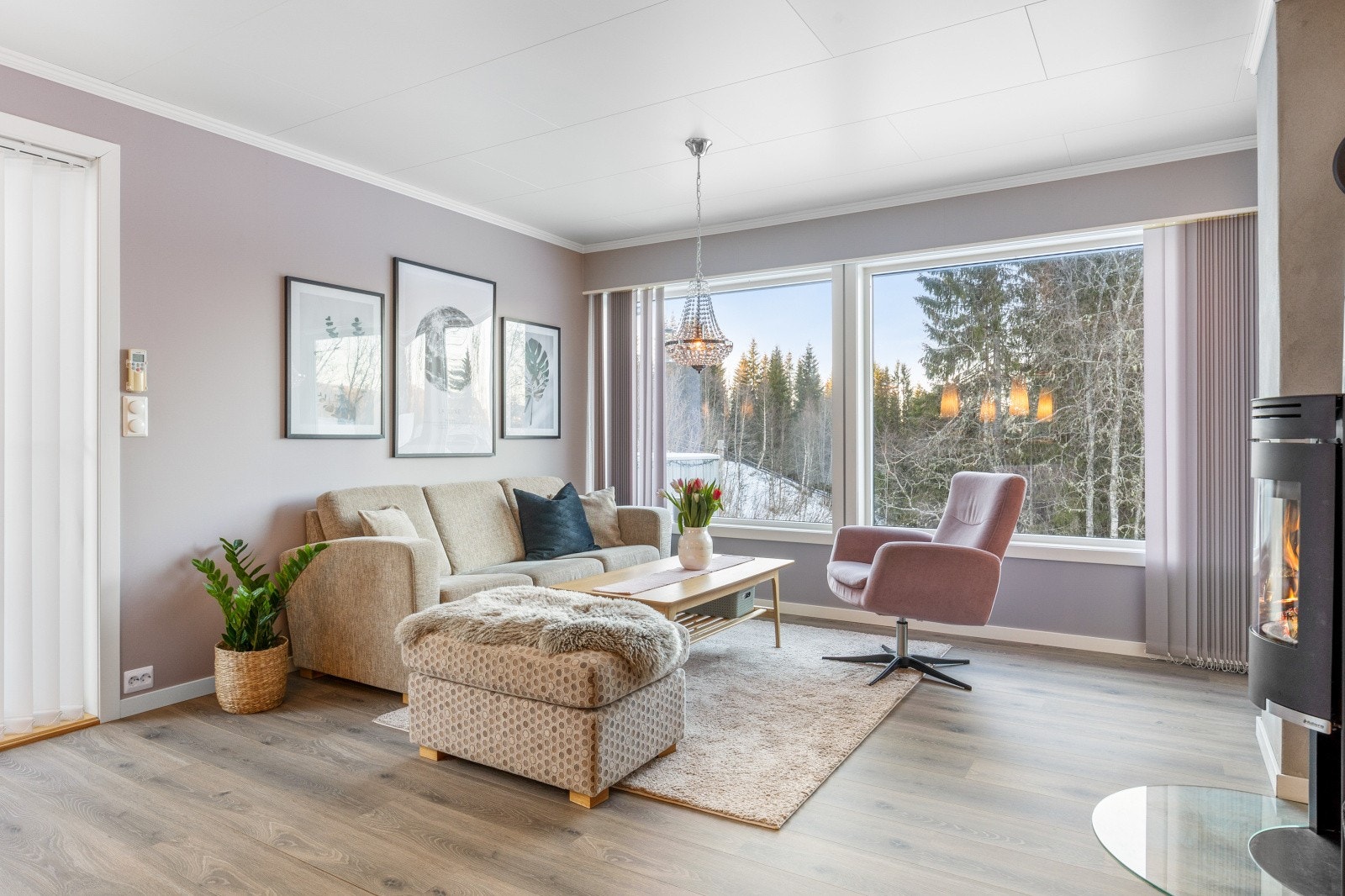 Boligen byr på romslige rom, og moderne farge- og interiørvalg Galleribilde