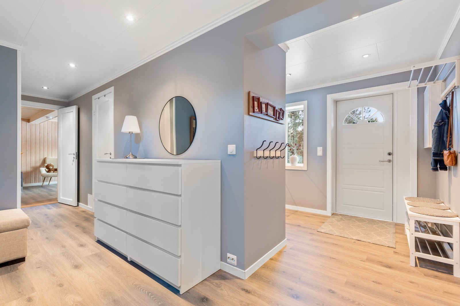 Lys og innbydende entré hvor du enkelt kan henge fra deg ytterklærne Galleribilde