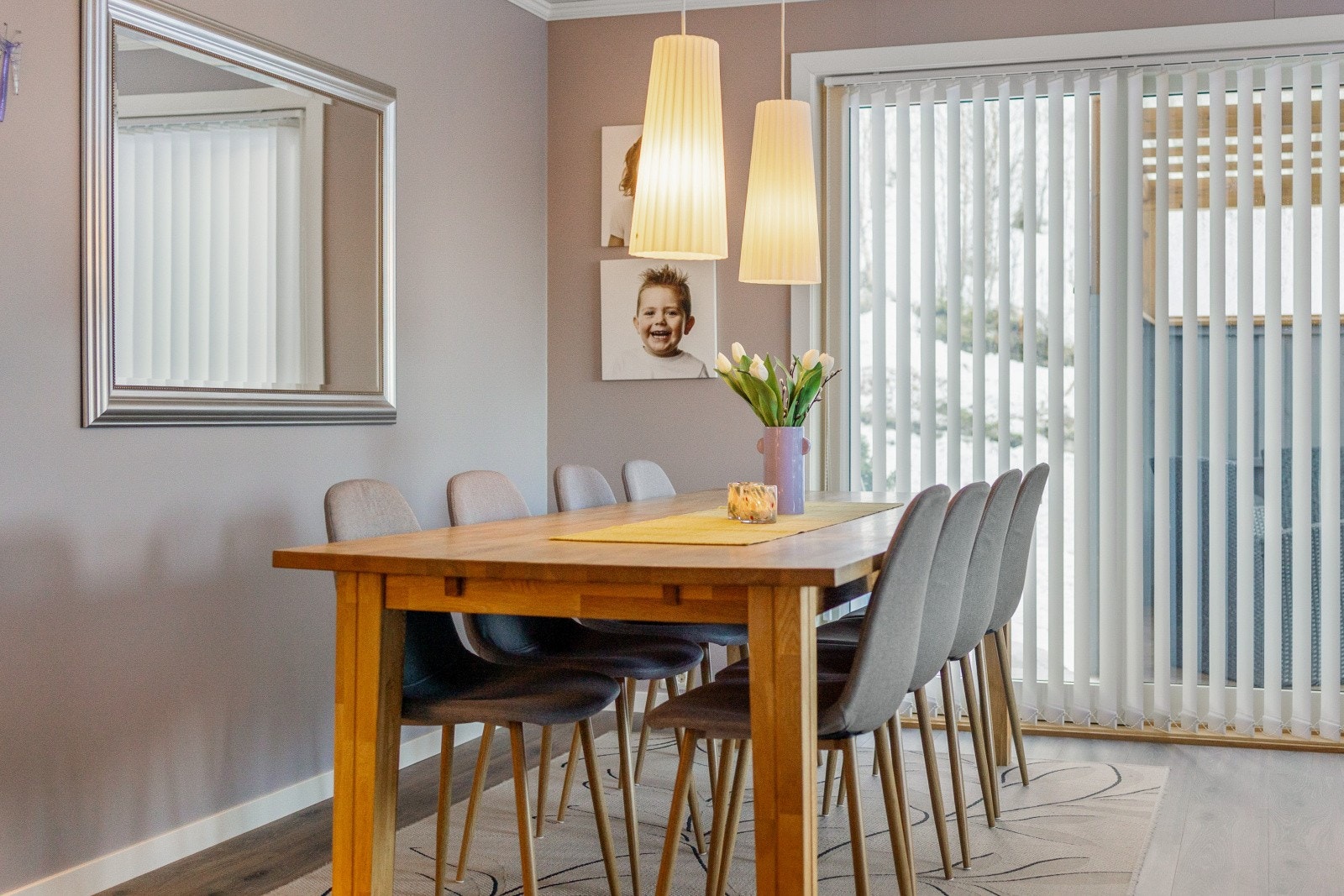 Her kan du samle familie og venner til hyggelig middagsselskap rundt et stort spisebord Galleribilde