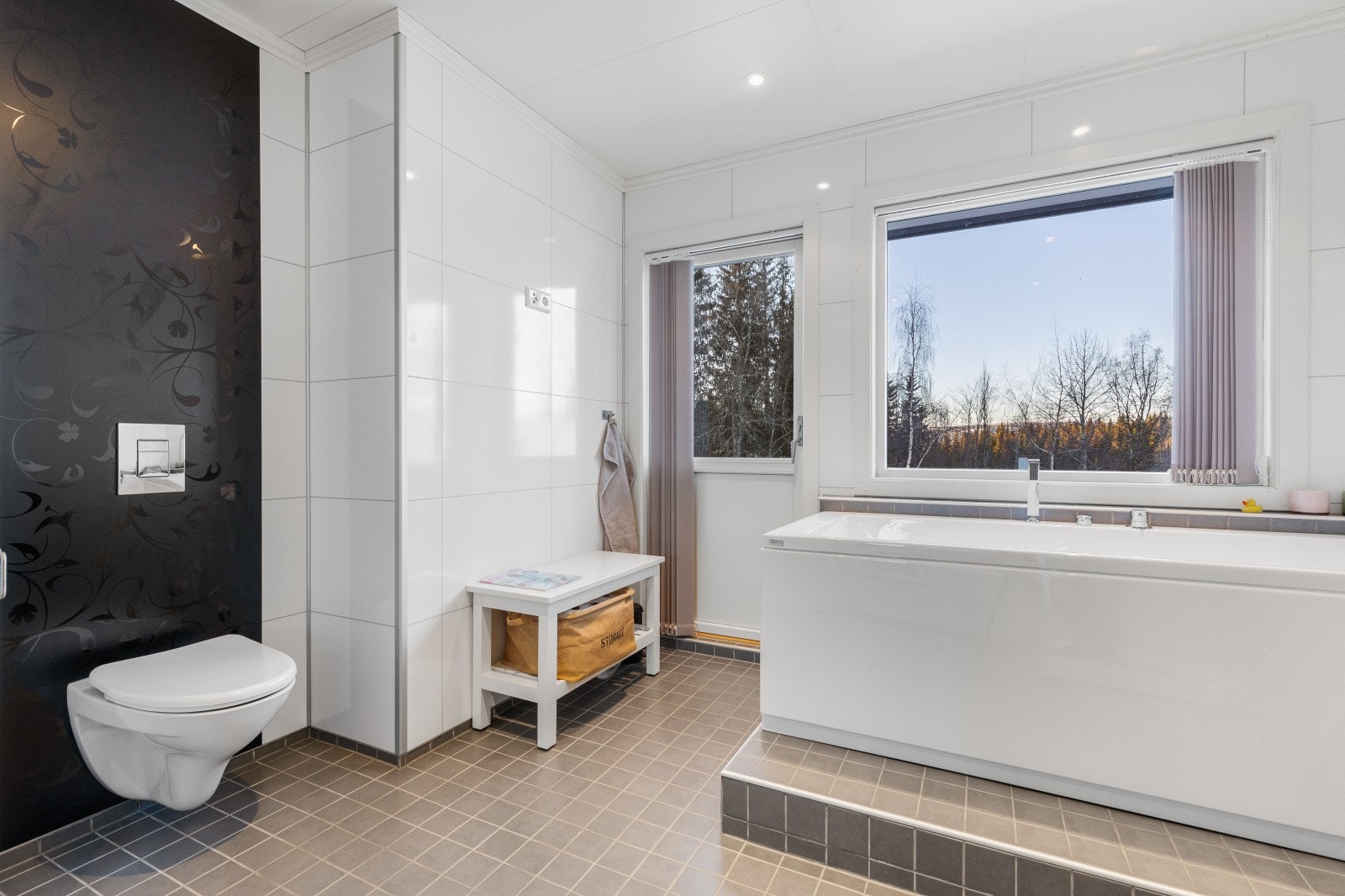 Her får du luksusen av både dusj og badekar på badet | Det er også lagt opp for TV på badet Galleribilde