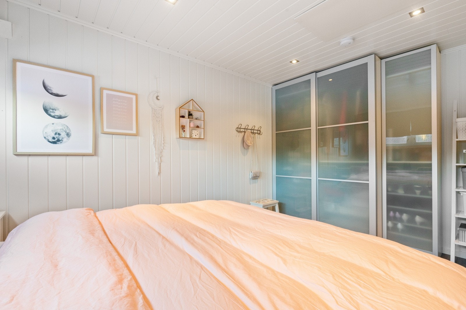 Praktisk garderobeløsning med gode oppbevaringsmuligheter Galleribilde