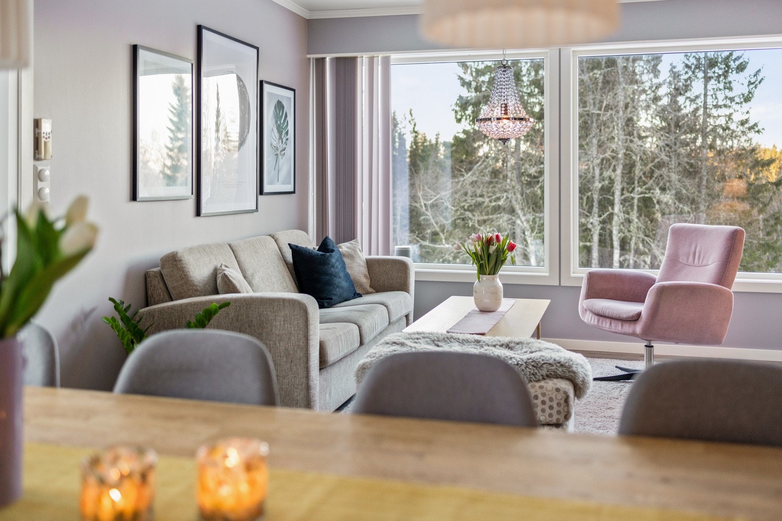 Boligen har store vindusflater som gir godt med naturlig lys inn Galleribilde