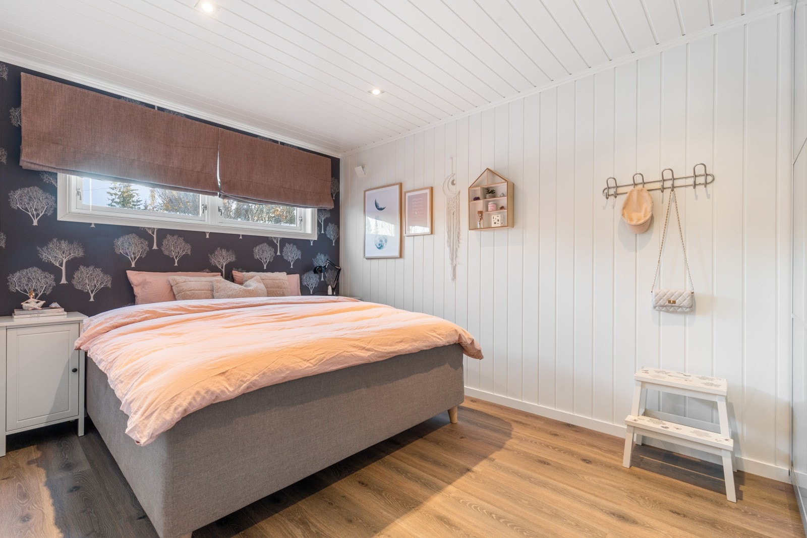 Hovedsoverommet | Rommer god plass til dobbeltseng, nattbord og garderobeløsning Galleribilde