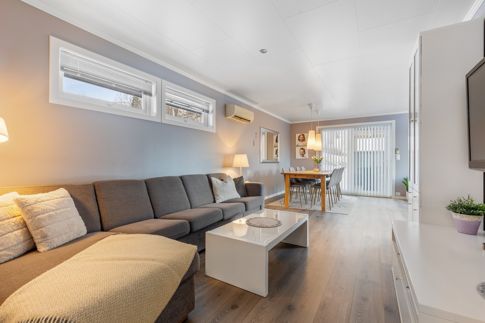 God plass til sofagruppe og spisebord med tilhørende møblement Galleribilde